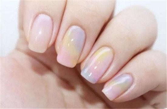 美甲贴纸怎么用，美甲贴纸怎么用法（贴纸DIY美甲教程）