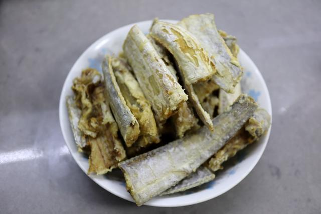红烧带鱼最简单的方法，红烧带鱼的超简单的家常做法（红烧带鱼15分钟出锅）