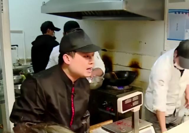 上海宝山菜场不足10平爆鱼小店，天天排长队，生意好得让人眼红