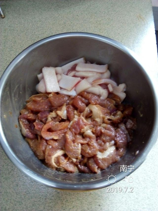  汤粉怎么做好吃，中午下班做个猪肉汤粉 