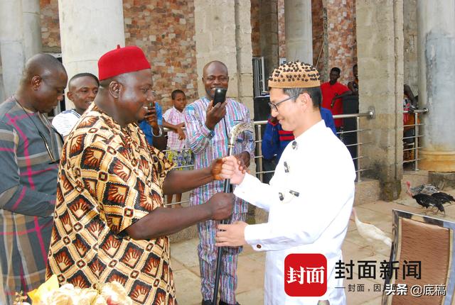 标签非洲酋长什么意思，非洲的酋长是什么意思（90后中国小伙成首个非洲国家“双酋长”）