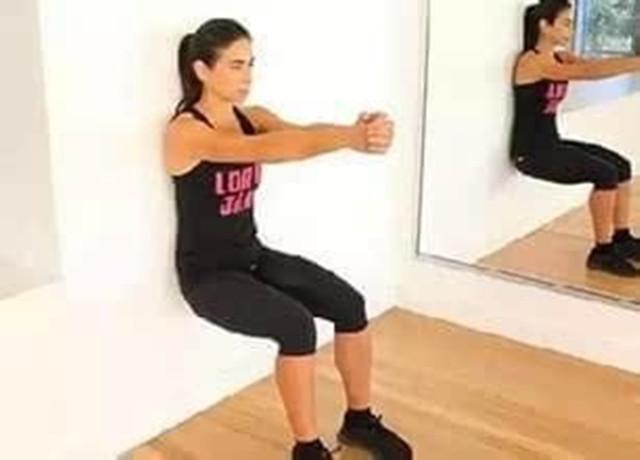 贴墙站立的正确姿势，贴墙站立的标准姿势（每天贴墙半蹲5分钟）