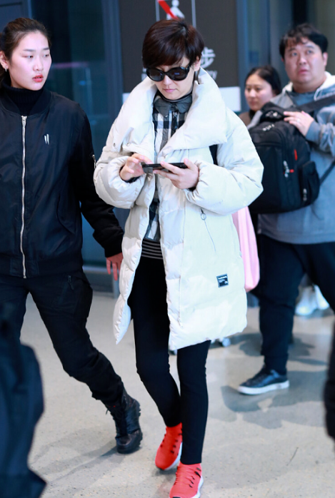 红鞋配什么颜色裤子和衣服，红鞋子配什么颜色（白色羽绒服配黑裤红鞋）