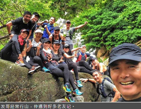 周润发哀悼吴孟达后露面，举止异常当众大叫大笑，还不吃午饭爬山