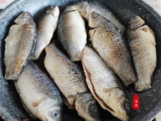 酥鱼的做法和配料，酥鱼的做法和配料炸鱼起（鱼刺变得绵软不必吐剌了）