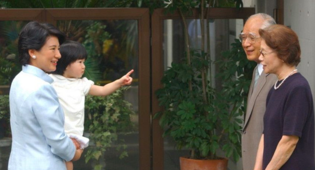 梦见蛇缠腰上是什么意思，梦见蛇缠在腰上（当上皇后也逃脱不了生儿子的压力）