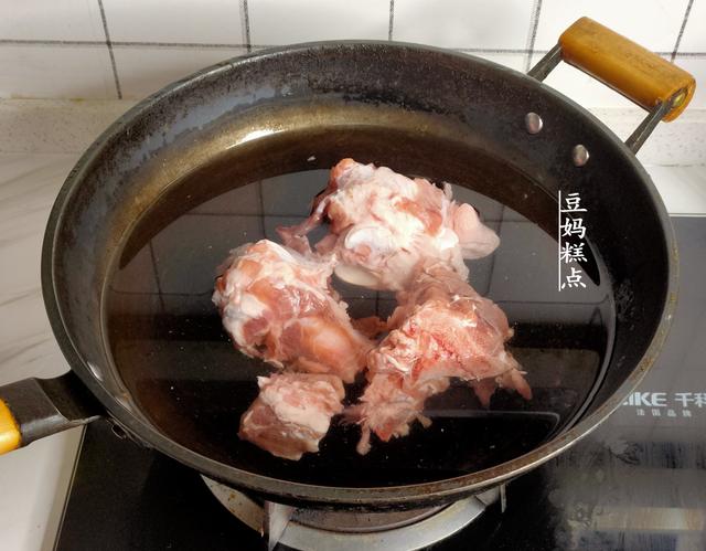 苦瓜排骨汤，苦瓜排骨汤怎么炖不苦（苦瓜排骨汤的做法）