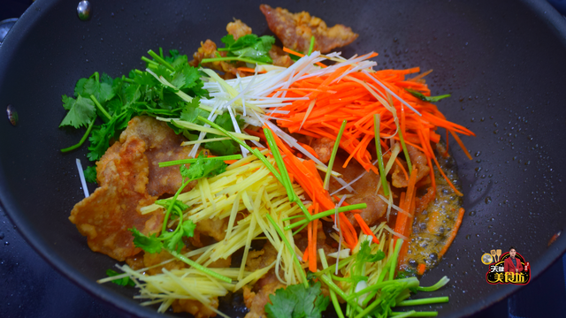 锅包肉是什么菜系，东北名菜锅包肉的家庭做法