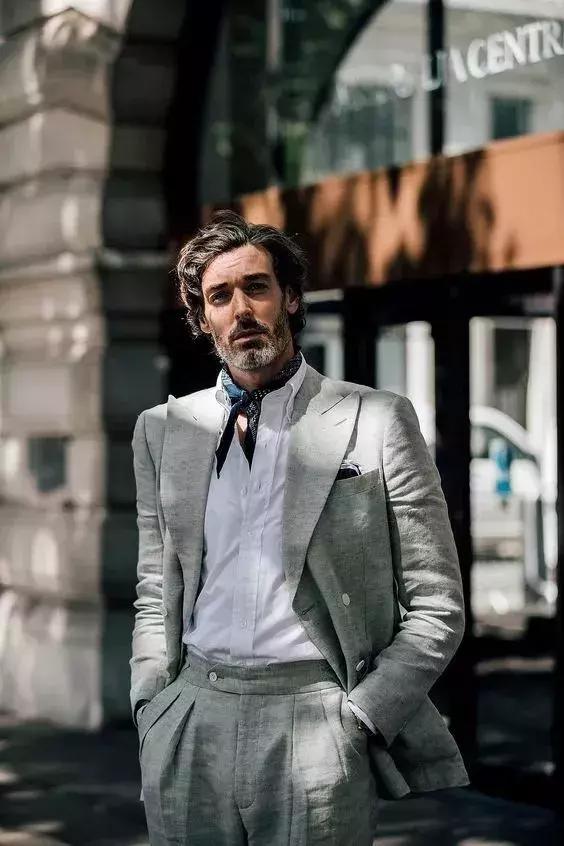 男士丝巾打法，男士方巾丝巾的系法（关于男士丝巾和它的系法）