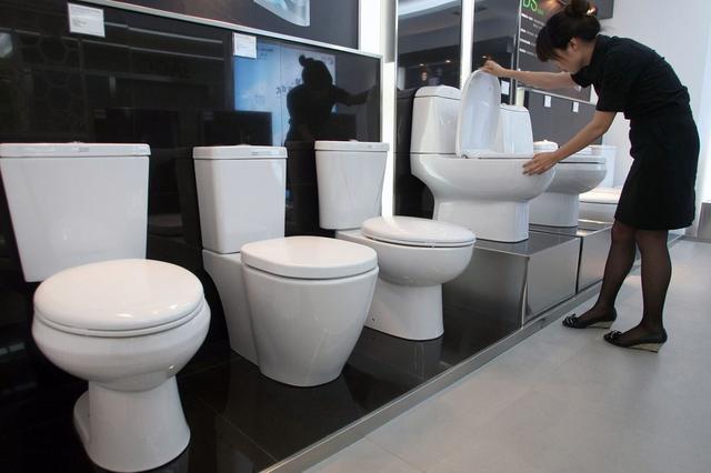 怎样换马桶马桶店的人给装吗，家里换马桶方便吗（别听商家说得“天花乱坠”）