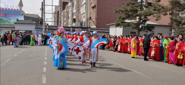 东北秧歌的风格特点，东北秧歌的风格特点是什么（东北大秧歌二人转）