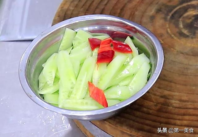 青瓜怎么炒好吃，猪利怎么炒好吃（木耳炒青瓜不要直接下锅炒）