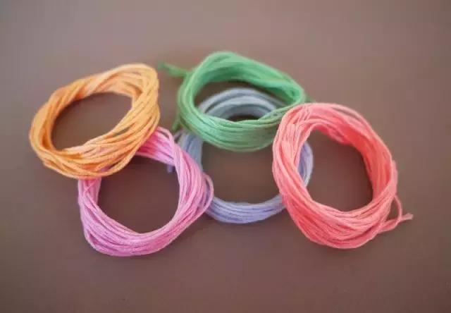 手链编织，手链编织教程 红绳 简单易学（毛线手链编织教程，一定要学会）