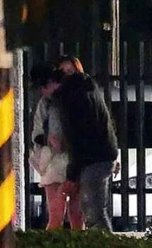 新年第一瓜：贺军翔婚内出轨跟辣妹拥吻！娶了初恋的男人不靠谱？