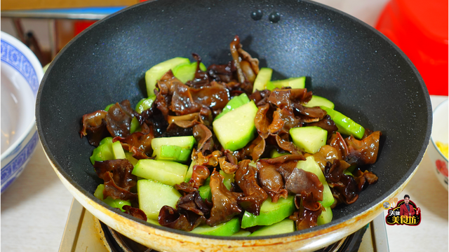佛手怎么做好吃，怎样做营养美味的佛手海带炒肉（2只佛手瓜加2两木耳）