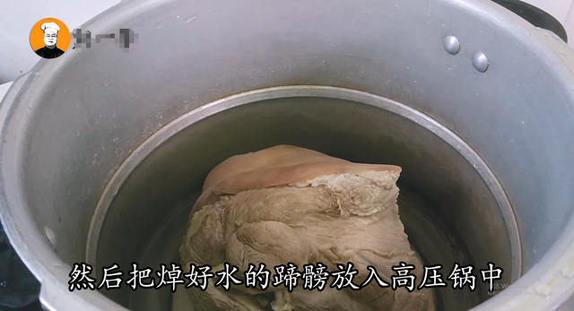 红烧猪蹄膀的家常做法，教你红烧蹄髈家常做法