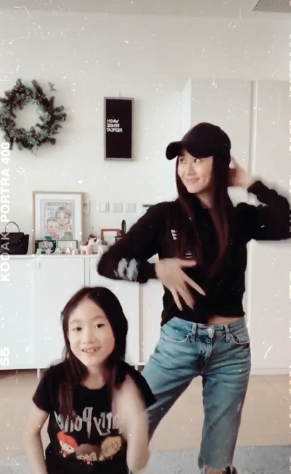 奥运冠军李小鹏儿子正脸照曝光，满脸搞怪太可爱，长大了还得了