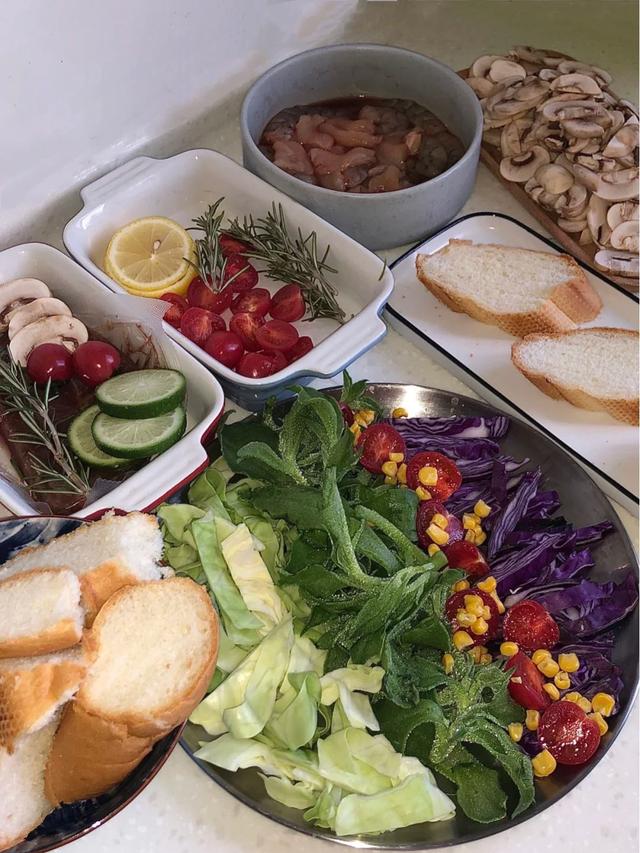 简单西餐做法，西餐做法大全家常做法（怎样在家做一顿氛围感西餐/详细步骤）