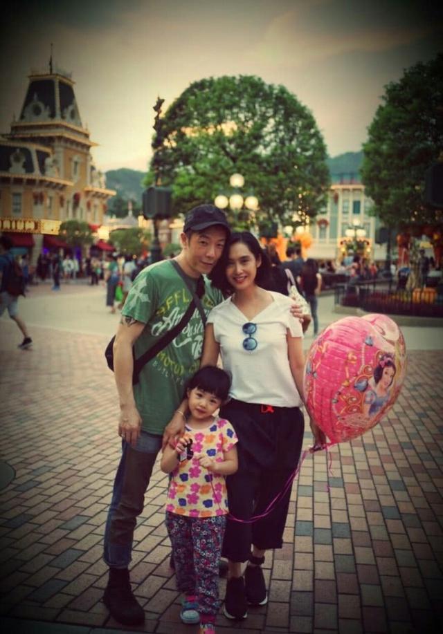 朱茵晒新照被赞，朱茵的四大美照（48岁保养得当依然容光焕发）