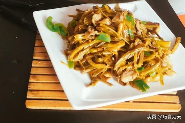 干黄花菜怎么吃，干黄花菜怎么吃法（干黄花菜泡好直接炒就错了）