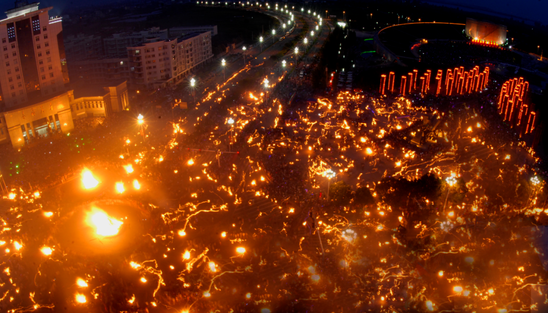彝族风俗节庆，彝族的传统节日和风俗（薪火相传——彝族火把节）