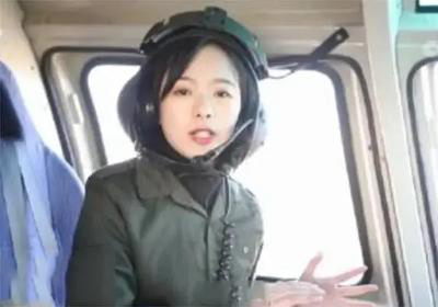 央视女记者和王冰冰一起爆红，央视又一美女记者走红