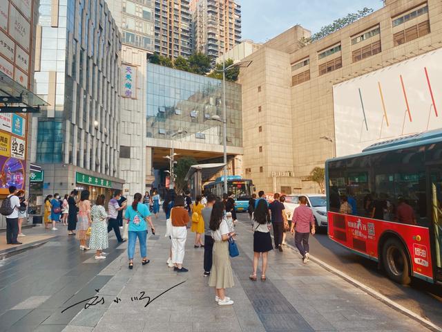 重庆最繁华的地方是哪个区，重庆最繁华的地方是在哪里（游客：不愧是重庆第一商圈）