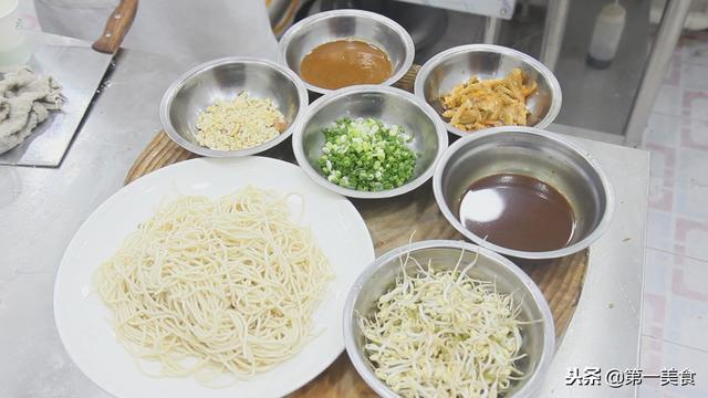 武汉热干面的做法，正宗武汉热干面酱料做法（街边5块钱一碗的热干面）