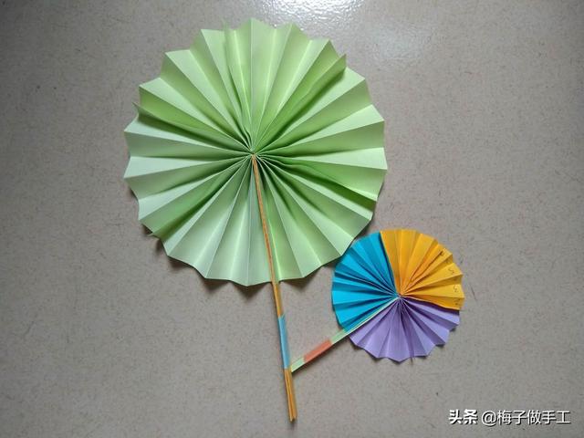 纸扇的折法，纸扇的折法(简单实用)（童年玩具纸扇子怎么折）