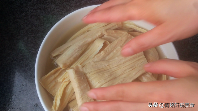 辣条的制作过程，怎么在家里自己制作可以吃的辣条（想吃辣条不用买）