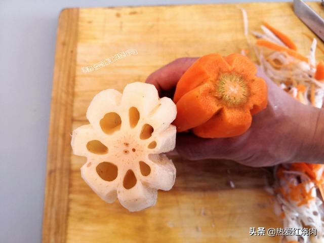 怎样把胡萝卜切成花朵形状，胡萝卜切花片的方法（炒了盘蔬菜上桌就光盘）