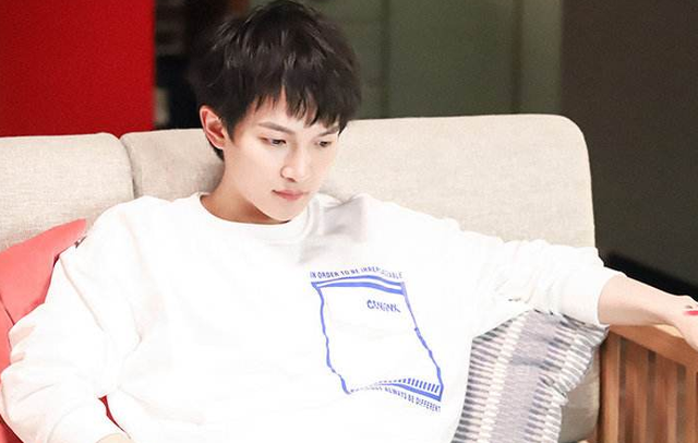 周深身高，你知道有哪些明星很矮但很红（和毛不易站一起后）