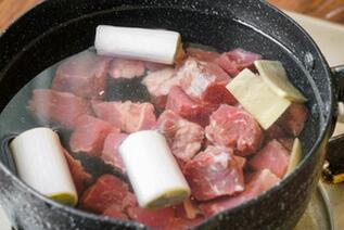 圖片[4]-【番茄土豆牛腩湯】做法步驟圖 湯濃味美 肉軟爛好吃！-起舞食譜網