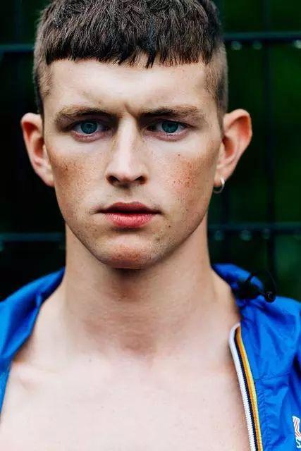 男生刘海怎么弄好看,男刘海怎么弄起来好看(型男顶层次侧渐层发型的