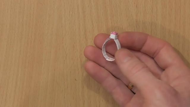 简单的折纸玫瑰戒指,带你学习如何折纸戒指的方法 简单的折纸玫瑰戒指,带你学习如何折纸戒指的方法