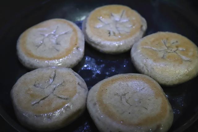 如何自制荞麦饼，最近早餐就馋这个荞麦饼