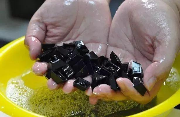 电脑键盘清洁方法，电脑键盘的清理方法（小芯机：键盘清理方法知多少）