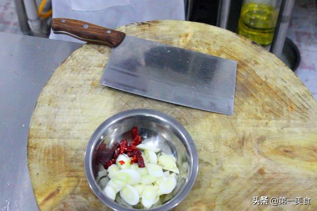 茄子怎么炒好吃又简单的做法，红烧茄子怎么炒好吃又简单的做法（常年不吃油腻菜的婆婆、把茄子这样一炒）