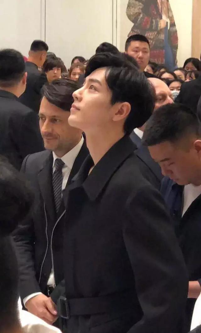 ckj眼镜架属于什么档次，ckj眼镜是什么价位（肖战在眼睛上动了什么手脚）