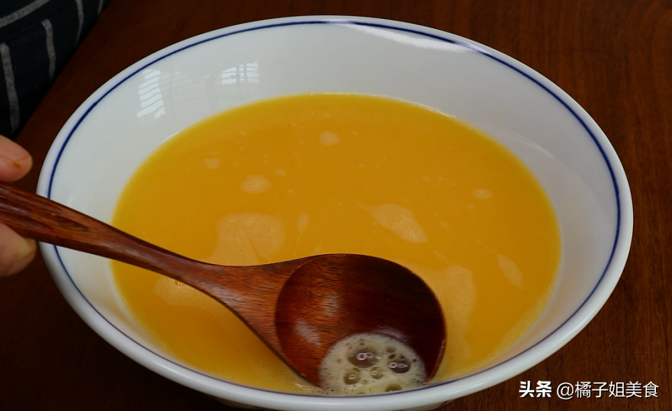 圖片[3]-雞蛋羹做法 學(xué)會(huì)這3個(gè)技巧 雞蛋嫩滑無(wú)氣孔-起舞食譜網(wǎng)