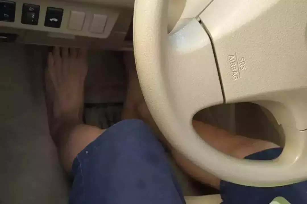 光脚开车违法吗（赤脚大仙出来遛弯被罚）