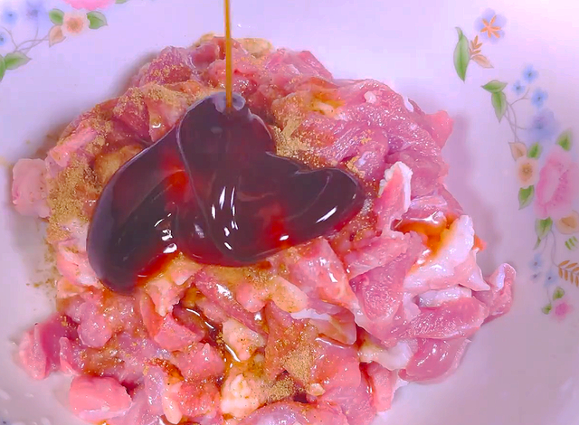 怎么炸里脊肉外酥里嫩，炸里脊的做法外酥里嫩窍门（最好不要裹面粉）