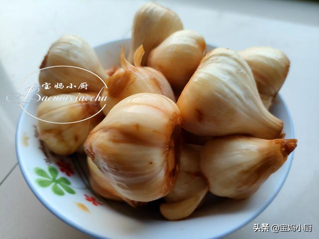 怎么样腌咸蒜好吃，自己动手腌咸蒜（实拍内蒙农村腌咸蒜）