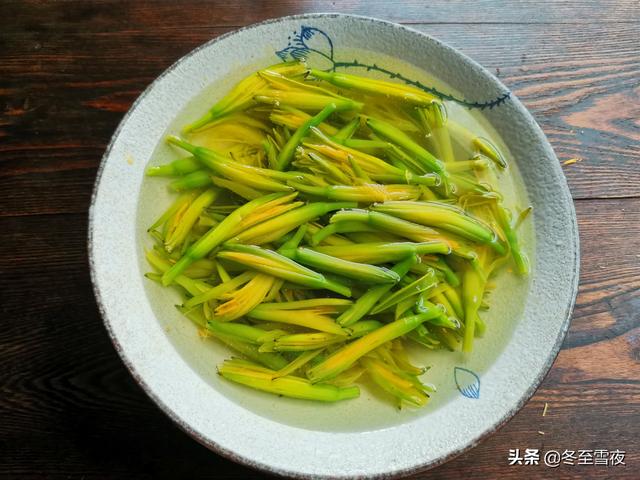 金针花怎么吃健康合理，金针花的花心能吃吗（新鲜黄花菜有毒吗）