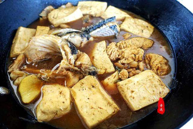 侉炖鱼，还有入味的豆腐和鱼汤（侉炖鱼是什么意思）