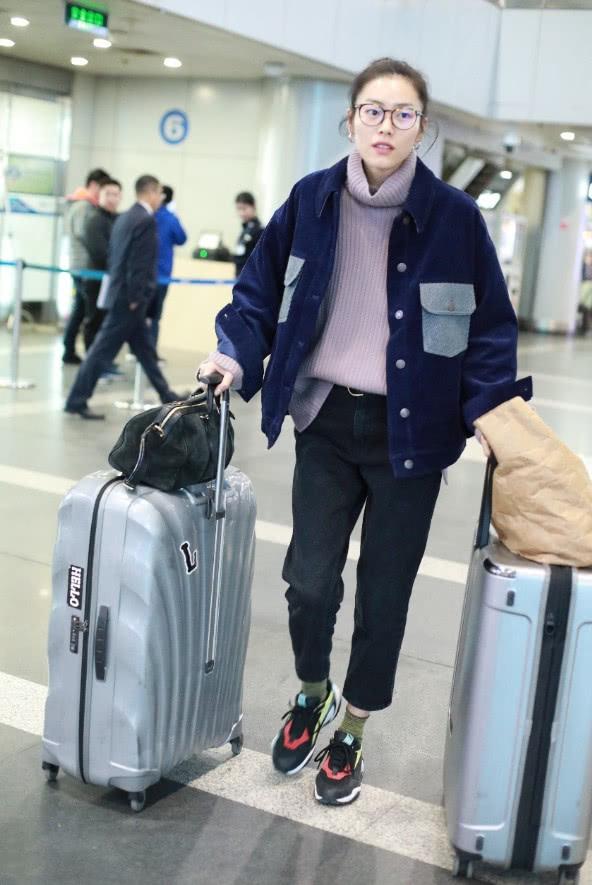 藏青色是什么颜色，藏青色短袖配什么颜色裤子（让你轻松当个时尚博主）