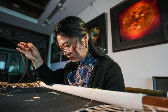 唯美星空怎么画出来，怎么画出美丽的星空（美女用一根针“画”出万种绚丽星空）