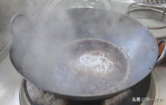 肉沫粉条简单做法，肉末粉条做饭（生熟一致色泽均匀还入味）