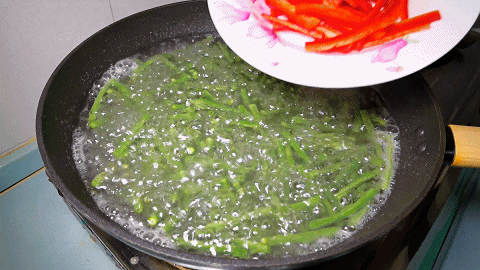 长豆角的功效与作用，怎么做爽脆入味还不变色（长豆角的吃法）