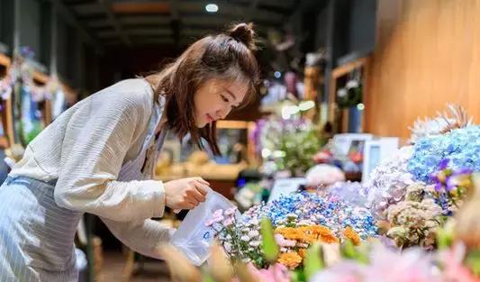 女人要看脚就知道命运，富贵至极的女人面相（从女人的脚型看运势）